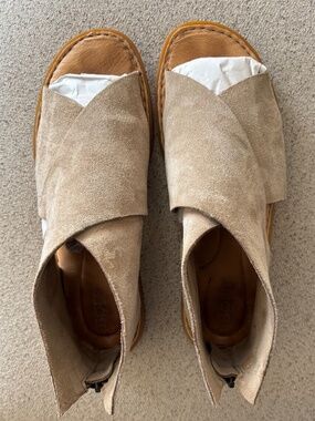 Born Iwa Taupe Suede Leather Sandals size 9/40.5